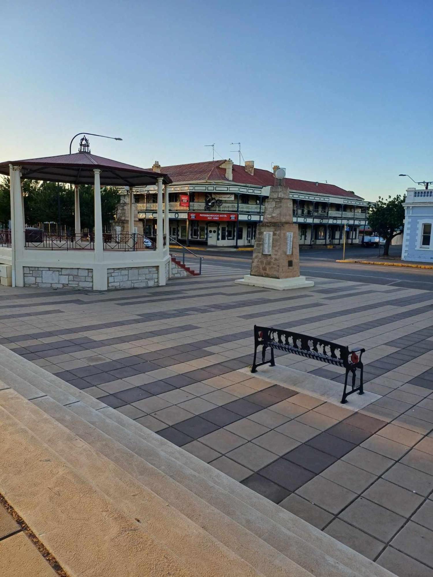 Peterborough Hotel Exterior photo